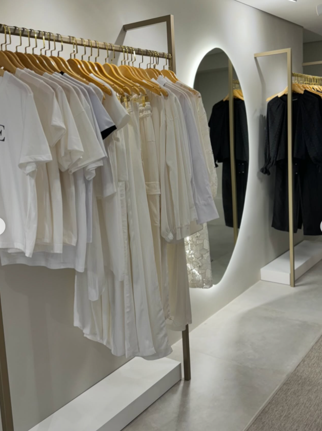 Detalhe de tecidos nobres empilhados em tons terrosos.